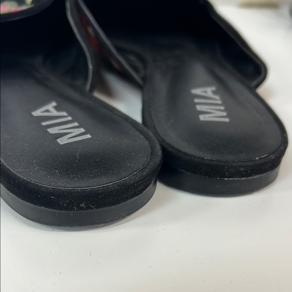 MIA Black and Red Floral Embroidered Mules Shoe Size 9 - Picture 3 of 6